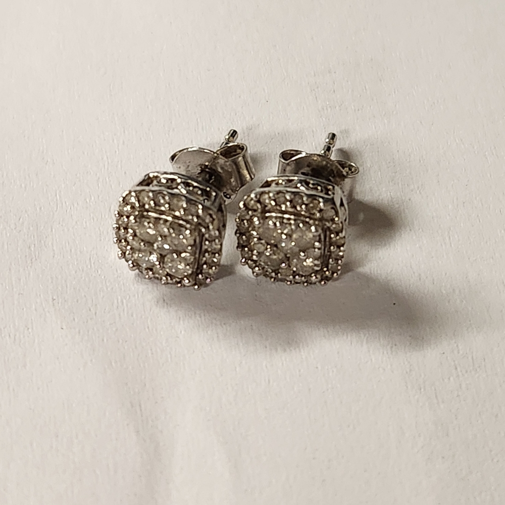 Silver stud diamonds earrings